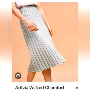 Aritzia shimmery party skirt, heavy pleats that silhouette your every move !!